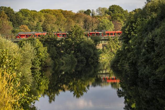 News Bilder des Tages Bahnstrecke in Oberhausen, Brücken über den Oberhausen-Alstadener Ruhrbogen, Bahnverbindung zwischen Duisburg und Essen, Nah-, Fern-, und Güterverkehr, zweigleisig, Regionalverkehr, Nahverkehrszug, NRW, Deutschland, Bahn Infrastruktur