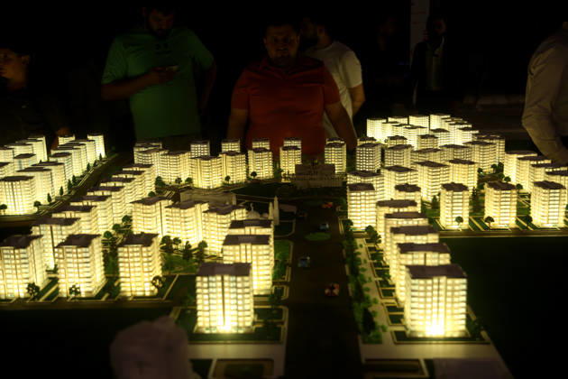 News Bilder des Tages New 4,000-home project launched in Aleppo for returning civilians ALEPPO, SYRIA - SEPTEMBER 10: A model of a residential complex being built to meet the housing needs of returning civilians in western Aleppo, Syria, on September 10, 2026. The project, to be constructed on a 500,000-square-meter area along the main artery leading to the Aleppo-Cilvegozu Border Gate, will include 4,000 housing units, commercial areas and a hospital. Kasim Yusuf Anadolu Aleppo Syria. Editorial use only. Please get in touch for any other usage. Copyright: x2026xAnadoluxKasimxYusufx