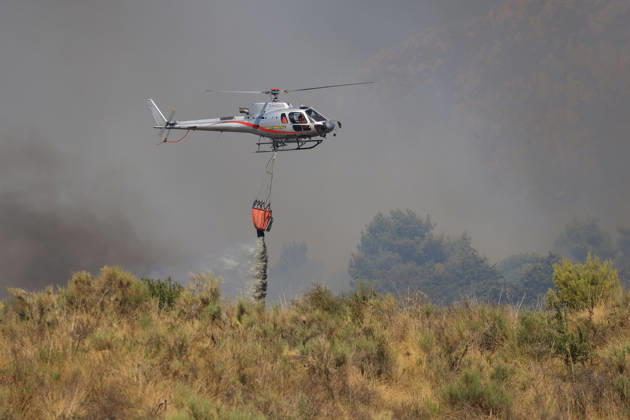 Wildfire near Palermo threatens homes in Giardinello, Sicily PALERMO, ITALY - SEPTEMBER 10: A firefighting helicopter drops water over a wildfire near Giardinello, close to Palermo on the island of Sicily, on September 10, 2026 in Palermo, Italy. The fire began in the Carcatizzi area around midday a day earlier and spread rapidly, threatening nearby residential areas and damaging several homes. Firefighters responded from the ground with fire engines and from the air with a firefighting aircraft and two helicopters. Alberto Lo Bianco Anadolu Sicily Italy. Editorial use only. Please get in touch for any other usage.  Copyright: x2026xAnadoluxAlbertoxLoxBiancox
