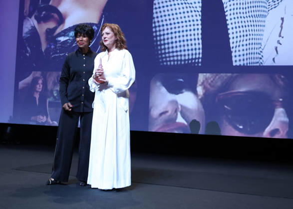 Susan Sarandon receives a Deauville Icon Award from Euzhan Palcy on stage during the 52nd Deauville American Film Festival on September 10, 2026. Denis Guignebourg, Bestimage. Susan Sarandon attends the Deauville Icon Award Ceremony at the 52nd Deauville American Film Festival on September 10, 2026, in Deauville, France. Deauville, France Copyright: xDenisxGuignebourgx xBestimagexDenisxGuignebourgx xBestimagex