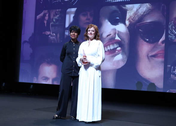 Susan Sarandon receives a Deauville Icon Award from Euzhan Palcy on stage during the 52nd Deauville American Film Festival on September 10, 2026. Denis Guignebourg, Bestimage. Susan Sarandon attends the Deauville Icon Award Ceremony at the 52nd Deauville American Film Festival on September 10, 2026, in Deauville, France. Deauville, France Copyright: xDenisxGuignebourgx xBestimagexDenisxGuignebourgx xBestimagex