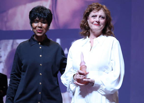 Susan Sarandon receives a Deauville Icon Award from Euzhan Palcy on stage during the 52nd Deauville American Film Festival on September 10, 2026. Denis Guignebourg, Bestimage. Susan Sarandon awaits the Deauville Icon Award Ceremony at the 52nd Deauville American Film Festival on September 10, 2026, in Deauville, France. Deauville, France Copyright: xDenisxGuignebourgx xBestimagexDenisxGuignebourgx xBestimagex