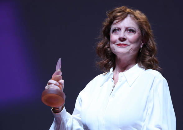 Susan Sarandon receives a Deauville Icon Award on stage during the 52nd Deauville American Film Festival on September 10, 2026. Denis Guignebourg, Bestimage. Susan Sarandon attends the Deauville Icon Award Ceremony at the 52nd Deauville American Film Festival on September 10, 2026, in Deauville, France. Deauville, France Copyright: xDenisxGuignebourgx xBestimagexDenisxGuignebourgx xBestimagex
