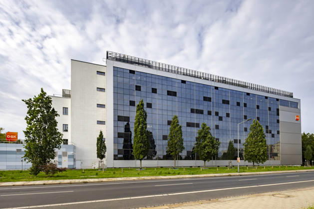 11.09.2026, Deutschland, Sachsen, Dresden, Blick auf das Serumwerk von GlaxoSmithKline Biologicals Dresden (GSK), Zirkusstraße 40, 01069 Dresden