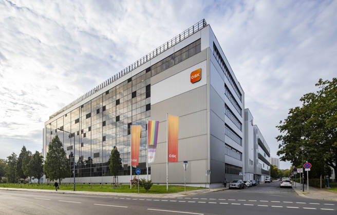 11.09.2026, Deutschland, Sachsen, Dresden, Blick auf das Serumwerk von GlaxoSmithKline Biologicals Dresden (GSK), Zirkusstraße 40, 01069 Dresden