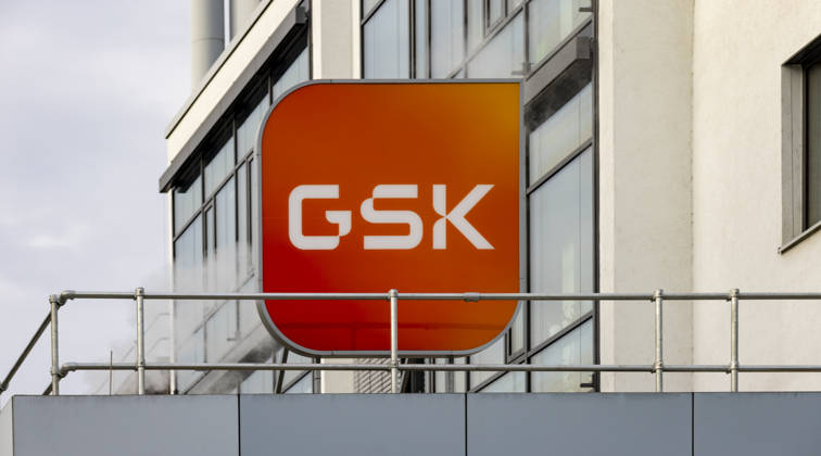 11.09.2026, Deutschland, Sachsen, Dresden, auf dem Foto das Logo von GlaxoSmithKline Biologicals Dresden (GSK) an der Fassade des Serumwerkes, Zirkusstraße 40, 01069 Dresden