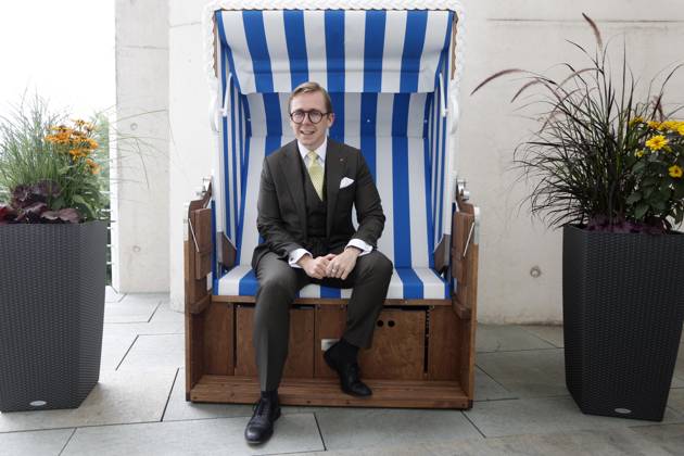 09.09.2026, Philipp Amthor, CDU, Politiker, Portraet im Bundeskanzleramt in Berlin, Staatsminister für Bund-Länder-Beziehungen, in einem Strandkorb aus Mecklenburg-Vorpommern auf dem Balkon seines Büro, Berlin Deutschland, Germany