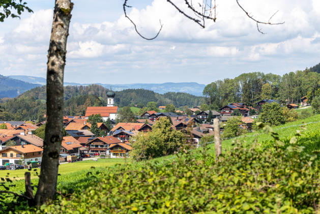 Freundliches Septemberwetter Die Sonne scheint auf die Landschaft mit dem Dorf Schöllang., Oberstdorf Bayern Deutschland