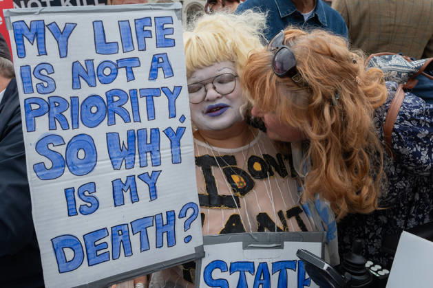News Bilder des Tages #2 September 11, 2026, London, England, United Kingdom: Opponents of assisted dying react outside Parliament in London, Britain, September 11, 2026, after MPs voted against the Terminally Ill Adults (End of Life) Bill by 286 votes to 270. London United Kingdom  - ZUMAk172 20260911_zip_k172_049 Copyright: xThomasxKrychx