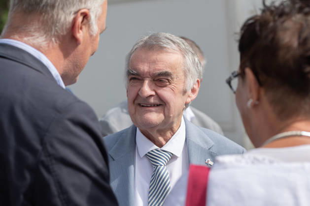 Coffee with a Cop in Siegburg - 11.09.26 Im Rahmen der bundesweiten Polizeiaktion Coffee with a Cop besucht NRW-Innenminister Herbert REUL (CDU) den Infostand der Kreispolizeibehörde Rhein-Sieg-Kreis auf dem Unteren Marktplatz in Siegburg. Bei Kaffee, Kakao oder Tee kommen Polizeibeamtinnen und Polizeibeamte mit Bürgerinnen und Bürgern ins ungezwungene Gespräch. Siegburg Nordrhein-Westfalen Deutschland Copyright: xMarcxJohnx