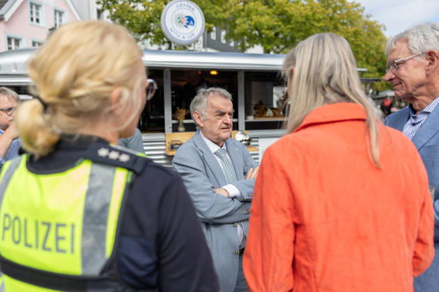 Coffee with a Cop in Siegburg - 11.09.26 Im Rahmen der bundesweiten Polizeiaktion Coffee with a Cop besucht NRW-Innenminister Herbert REUL (CDU) den Infostand der Kreispolizeibehörde Rhein-Sieg-Kreis auf dem Unteren Marktplatz in Siegburg. Bei Kaffee, Kakao oder Tee kommen Polizeibeamtinnen und Polizeibeamte mit Bürgerinnen und Bürgern ins ungezwungene Gespräch. Siegburg Nordrhein-Westfalen Deutschland Copyright: xMarcxJohnx