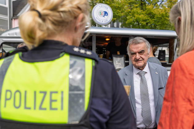 Coffee with a Cop in Siegburg - 11.09.26 Im Rahmen der bundesweiten Polizeiaktion Coffee with a Cop besucht NRW-Innenminister Herbert REUL (CDU) den Infostand der Kreispolizeibehörde Rhein-Sieg-Kreis auf dem Unteren Marktplatz in Siegburg. Bei Kaffee, Kakao oder Tee kommen Polizeibeamtinnen und Polizeibeamte mit Bürgerinnen und Bürgern ins ungezwungene Gespräch. Siegburg Nordrhein-Westfalen Deutschland Copyright: xMarcxJohnx
