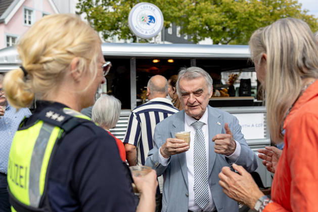 Coffee with a Cop in Siegburg - 11.09.26 Im Rahmen der bundesweiten Polizeiaktion Coffee with a Cop besucht NRW-Innenminister Herbert REUL (CDU) den Infostand der Kreispolizeibehörde Rhein-Sieg-Kreis auf dem Unteren Marktplatz in Siegburg. Bei Kaffee, Kakao oder Tee kommen Polizeibeamtinnen und Polizeibeamte mit Bürgerinnen und Bürgern ins ungezwungene Gespräch. Siegburg Nordrhein-Westfalen Deutschland Copyright: xMarcxJohnx