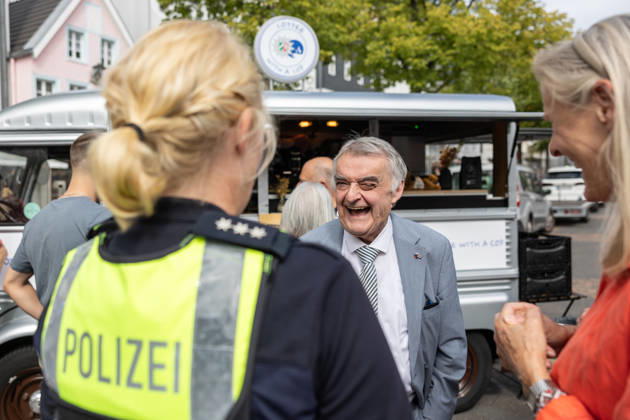 Coffee with a Cop in Siegburg - 11.09.26 Im Rahmen der bundesweiten Polizeiaktion Coffee with a Cop besucht NRW-Innenminister Herbert REUL (CDU) den Infostand der Kreispolizeibehörde Rhein-Sieg-Kreis auf dem Unteren Marktplatz in Siegburg. Bei Kaffee, Kakao oder Tee kommen Polizeibeamtinnen und Polizeibeamte mit Bürgerinnen und Bürgern ins ungezwungene Gespräch. Siegburg Nordrhein-Westfalen Deutschland Copyright: xMarcxJohnx