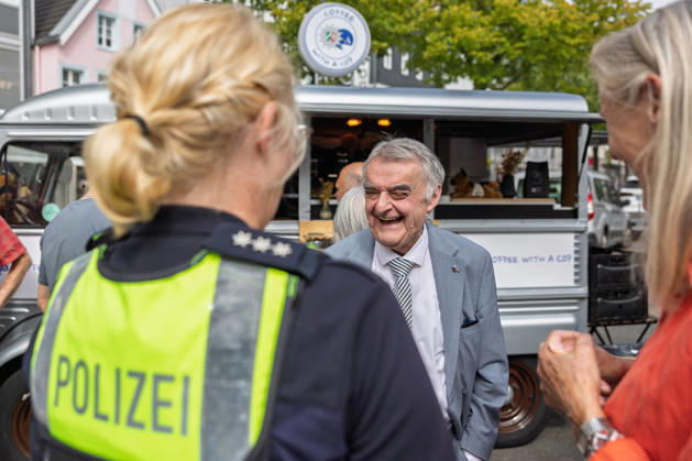 Coffee with a Cop in Siegburg - 11.09.26 Im Rahmen der bundesweiten Polizeiaktion Coffee with a Cop besucht NRW-Innenminister Herbert REUL (CDU) den Infostand der Kreispolizeibehörde Rhein-Sieg-Kreis auf dem Unteren Marktplatz in Siegburg. Bei Kaffee, Kakao oder Tee kommen Polizeibeamtinnen und Polizeibeamte mit Bürgerinnen und Bürgern ins ungezwungene Gespräch. Siegburg Nordrhein-Westfalen Deutschland Copyright: xMarcxJohnx