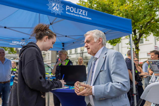 Coffee with a Cop in Siegburg - 11.09.26 Im Rahmen der bundesweiten Polizeiaktion Coffee with a Cop besucht NRW-Innenminister Herbert REUL (CDU) den Infostand der Kreispolizeibehörde Rhein-Sieg-Kreis auf dem Unteren Marktplatz in Siegburg. Bei Kaffee, Kakao oder Tee kommen Polizeibeamtinnen und Polizeibeamte mit Bürgerinnen und Bürgern ins ungezwungene Gespräch. Siegburg Nordrhein-Westfalen Deutschland Copyright: xMarcxJohnx