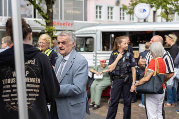 Coffee with a Cop in Siegburg - 11.09.26 Im Rahmen der bundesweiten Polizeiaktion Coffee with a Cop besucht NRW-Innenminister Herbert REUL (CDU) den Infostand der Kreispolizeibehörde Rhein-Sieg-Kreis auf dem Unteren Marktplatz in Siegburg. Bei Kaffee, Kakao oder Tee kommen Polizeibeamtinnen und Polizeibeamte mit Bürgerinnen und Bürgern ins ungezwungene Gespräch. Siegburg Nordrhein-Westfalen Deutschland Copyright: xMarcxJohnx