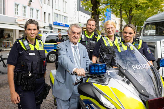 Coffee with a Cop in Siegburg - 11.09.26 Im Rahmen der bundesweiten Polizeiaktion Coffee with a Cop besucht NRW-Innenminister Herbert REUL (CDU) den Infostand der Kreispolizeibehörde Rhein-Sieg-Kreis auf dem Unteren Marktplatz in Siegburg. Bei Kaffee, Kakao oder Tee kommen Polizeibeamtinnen und Polizeibeamte mit Bürgerinnen und Bürgern ins ungezwungene Gespräch. Siegburg Nordrhein-Westfalen Deutschland Copyright: xMarcxJohnx