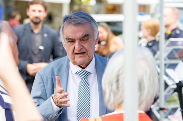 Coffee with a Cop in Siegburg - 11.09.26 Im Rahmen der bundesweiten Polizeiaktion Coffee with a Cop besucht NRW-Innenminister Herbert REUL (CDU) den Infostand der Kreispolizeibehörde Rhein-Sieg-Kreis auf dem Unteren Marktplatz in Siegburg. Bei Kaffee, Kakao oder Tee kommen Polizeibeamtinnen und Polizeibeamte mit Bürgerinnen und Bürgern ins ungezwungene Gespräch. Siegburg Nordrhein-Westfalen Deutschland Copyright: xMarcxJohnx