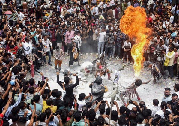 Tanha Pola celebrations in Nagpur Nagpur, Sep 11 (ANI): An artist performs a fire-breathing stunt in the Kali Marbat and Pili Marbat procession, organised as part of the Tanha Pola celebrations, in Nagpur on Friday. Nagpur Maharashtra India Copyright: xANIx ANI_20260911343