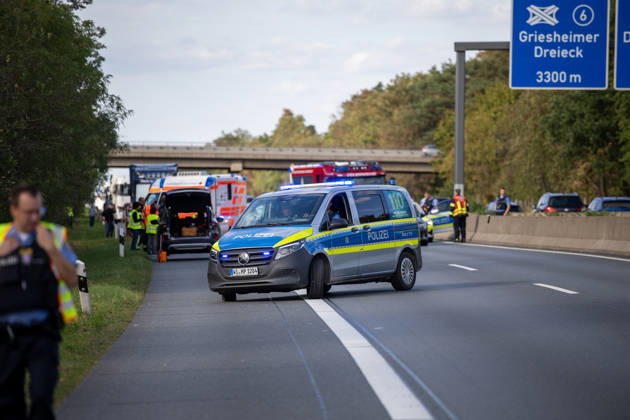 23 Jährige mit Motorrad kollidiert mit PKW schwerverletzt per Rettungshubschrauber ins Krankenhaus verbracht Am 11.09.2026 kollidierte gegen 15:48 Uhr auf der A67 in Fahrtrichtung Mannheim zwischen dem Darmstädter Kreuz und Pfungstadt eine 23 jährige Motorradfahrerin nach ersten Erkenntnissen mit einem vorausfahrenden Pkw. Die Frau wurde schwerverletzt. Ein Rettungshubschrauber flog sie in ein Krankenhaus. Die Autobahn ist in diesem Bereich für die Unfallaufnahme seit über zwei Stunden gesperrt. Ein Gutachter kommt zum Einsatz um den Unfallhergang zu rekonstruieren. Darmstadt A67 Hessen Deutschland