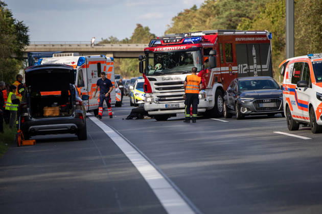 23 Jährige mit Motorrad kollidiert mit PKW schwerverletzt per Rettungshubschrauber ins Krankenhaus verbracht Am 11.09.2026 kollidierte gegen 15:48 Uhr auf der A67 in Fahrtrichtung Mannheim zwischen dem Darmstädter Kreuz und Pfungstadt eine 23 jährige Motorradfahrerin nach ersten Erkenntnissen mit einem vorausfahrenden Pkw. Die Frau wurde schwerverletzt. Ein Rettungshubschrauber flog sie in ein Krankenhaus. Die Autobahn ist in diesem Bereich für die Unfallaufnahme seit über zwei Stunden gesperrt. Ein Gutachter kommt zum Einsatz um den Unfallhergang zu rekonstruieren. Darmstadt A67 Hessen Deutschland