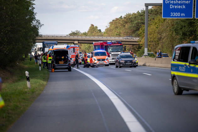 23 Jährige mit Motorrad kollidiert mit PKW schwerverletzt per Rettungshubschrauber ins Krankenhaus verbracht Am 11.09.2026 kollidierte gegen 15:48 Uhr auf der A67 in Fahrtrichtung Mannheim zwischen dem Darmstädter Kreuz und Pfungstadt eine 23 jährige Motorradfahrerin nach ersten Erkenntnissen mit einem vorausfahrenden Pkw. Die Frau wurde schwerverletzt. Ein Rettungshubschrauber flog sie in ein Krankenhaus. Die Autobahn ist in diesem Bereich für die Unfallaufnahme seit über zwei Stunden gesperrt. Ein Gutachter kommt zum Einsatz um den Unfallhergang zu rekonstruieren. Darmstadt A67 Hessen Deutschland
