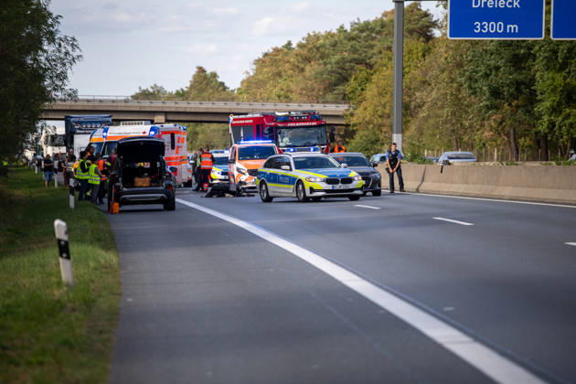 23 Jährige mit Motorrad kollidiert mit PKW schwerverletzt per Rettungshubschrauber ins Krankenhaus verbracht Am 11.09.2026 kollidierte gegen 15:48 Uhr auf der A67 in Fahrtrichtung Mannheim zwischen dem Darmstädter Kreuz und Pfungstadt eine 23 jährige Motorradfahrerin nach ersten Erkenntnissen mit einem vorausfahrenden Pkw. Die Frau wurde schwerverletzt. Ein Rettungshubschrauber flog sie in ein Krankenhaus. Die Autobahn ist in diesem Bereich für die Unfallaufnahme seit über zwei Stunden gesperrt. Ein Gutachter kommt zum Einsatz um den Unfallhergang zu rekonstruieren. Darmstadt A67 Hessen Deutschland