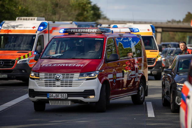 23 Jährige mit Motorrad kollidiert mit PKW schwerverletzt per Rettungshubschrauber ins Krankenhaus verbracht Am 11.09.2026 kollidierte gegen 15:48 Uhr auf der A67 in Fahrtrichtung Mannheim zwischen dem Darmstädter Kreuz und Pfungstadt eine 23 jährige Motorradfahrerin nach ersten Erkenntnissen mit einem vorausfahrenden Pkw. Die Frau wurde schwerverletzt. Ein Rettungshubschrauber flog sie in ein Krankenhaus. Die Autobahn ist in diesem Bereich für die Unfallaufnahme seit über zwei Stunden gesperrt. Ein Gutachter kommt zum Einsatz um den Unfallhergang zu rekonstruieren. Darmstadt A67 Hessen Deutschland