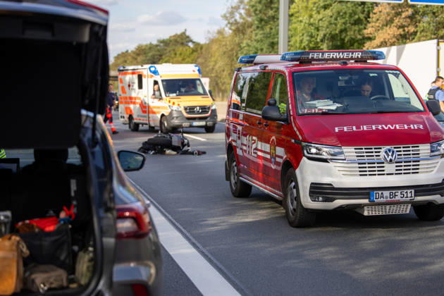 23 Jährige mit Motorrad kollidiert mit PKW schwerverletzt per Rettungshubschrauber ins Krankenhaus verbracht Am 11.09.2026 kollidierte gegen 15:48 Uhr auf der A67 in Fahrtrichtung Mannheim zwischen dem Darmstädter Kreuz und Pfungstadt eine 23 jährige Motorradfahrerin nach ersten Erkenntnissen mit einem vorausfahrenden Pkw. Die Frau wurde schwerverletzt. Ein Rettungshubschrauber flog sie in ein Krankenhaus. Die Autobahn ist in diesem Bereich für die Unfallaufnahme seit über zwei Stunden gesperrt. Ein Gutachter kommt zum Einsatz um den Unfallhergang zu rekonstruieren. Darmstadt A67 Hessen Deutschland