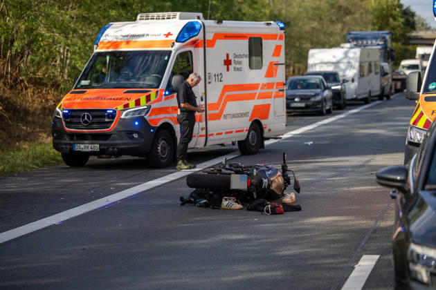 23 Jährige mit Motorrad kollidiert mit PKW schwerverletzt per Rettungshubschrauber ins Krankenhaus verbracht Am 11.09.2026 kollidierte gegen 15:48 Uhr auf der A67 in Fahrtrichtung Mannheim zwischen dem Darmstädter Kreuz und Pfungstadt eine 23 jährige Motorradfahrerin nach ersten Erkenntnissen mit einem vorausfahrenden Pkw. Die Frau wurde schwerverletzt. Ein Rettungshubschrauber flog sie in ein Krankenhaus. Die Autobahn ist in diesem Bereich für die Unfallaufnahme seit über zwei Stunden gesperrt. Ein Gutachter kommt zum Einsatz um den Unfallhergang zu rekonstruieren. Darmstadt A67 Hessen Deutschland