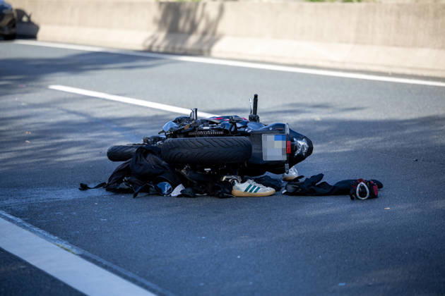 23 Jährige mit Motorrad kollidiert mit PKW schwerverletzt per Rettungshubschrauber ins Krankenhaus verbracht Am 11.09.2026 kollidierte gegen 15:48 Uhr auf der A67 in Fahrtrichtung Mannheim zwischen dem Darmstädter Kreuz und Pfungstadt eine 23 jährige Motorradfahrerin nach ersten Erkenntnissen mit einem vorausfahrenden Pkw. Die Frau wurde schwerverletzt. Ein Rettungshubschrauber flog sie in ein Krankenhaus. Die Autobahn ist in diesem Bereich für die Unfallaufnahme seit über zwei Stunden gesperrt. Ein Gutachter kommt zum Einsatz um den Unfallhergang zu rekonstruieren. Darmstadt A67 Hessen Deutschland