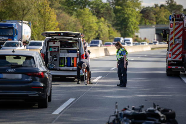 23 Jährige mit Motorrad kollidiert mit PKW schwerverletzt per Rettungshubschrauber ins Krankenhaus verbracht Am 11.09.2026 kollidierte gegen 15:48 Uhr auf der A67 in Fahrtrichtung Mannheim zwischen dem Darmstädter Kreuz und Pfungstadt eine 23 jährige Motorradfahrerin nach ersten Erkenntnissen mit einem vorausfahrenden Pkw. Die Frau wurde schwerverletzt. Ein Rettungshubschrauber flog sie in ein Krankenhaus. Die Autobahn ist in diesem Bereich für die Unfallaufnahme seit über zwei Stunden gesperrt. Ein Gutachter kommt zum Einsatz um den Unfallhergang zu rekonstruieren. Darmstadt A67 Hessen Deutschland