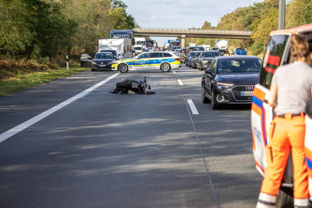 23 Jährige mit Motorrad kollidiert mit PKW schwerverletzt per Rettungshubschrauber ins Krankenhaus verbracht Am 11.09.2026 kollidierte gegen 15:48 Uhr auf der A67 in Fahrtrichtung Mannheim zwischen dem Darmstädter Kreuz und Pfungstadt eine 23 jährige Motorradfahrerin nach ersten Erkenntnissen mit einem vorausfahrenden Pkw. Die Frau wurde schwerverletzt. Ein Rettungshubschrauber flog sie in ein Krankenhaus. Die Autobahn ist in diesem Bereich für die Unfallaufnahme seit über zwei Stunden gesperrt. Ein Gutachter kommt zum Einsatz um den Unfallhergang zu rekonstruieren. Darmstadt A67 Hessen Deutschland