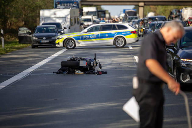 23 Jährige mit Motorrad kollidiert mit PKW schwerverletzt per Rettungshubschrauber ins Krankenhaus verbracht Am 11.09.2026 kollidierte gegen 15:48 Uhr auf der A67 in Fahrtrichtung Mannheim zwischen dem Darmstädter Kreuz und Pfungstadt eine 23 jährige Motorradfahrerin nach ersten Erkenntnissen mit einem vorausfahrenden Pkw. Die Frau wurde schwerverletzt. Ein Rettungshubschrauber flog sie in ein Krankenhaus. Die Autobahn ist in diesem Bereich für die Unfallaufnahme seit über zwei Stunden gesperrt. Ein Gutachter kommt zum Einsatz um den Unfallhergang zu rekonstruieren. Darmstadt A67 Hessen Deutschland