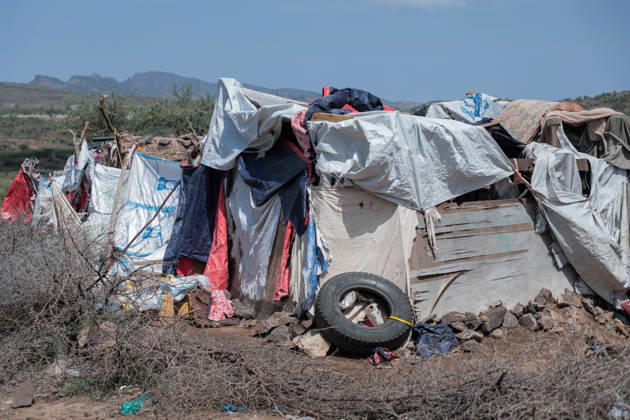Clashes in Yemen displace 823 families in Taiz in single day TAIZ, YEMEN - SEPTEMBER 10: Displaced Yemeni civilians seen at temporary shelters in the Bani Omar area of southern Taiz, Yemen, on September 10, 2026, after fleeing escalating armed clashes between government forces and Iran-backed Houthi rebels in the Al-Wazi iyah district. Intensified fighting and civilian casualties have forced hundreds of families from their homes, leaving displaced populations in urgent need of emergency shelter, food supplies, clean drinking water, and vital sanitation services. Marwan Abdullah Yahya Saeed Al-shabi Anadolu Taiz Yemen. Editorial use only. Please get in touch for any other usage.  Copyright: x2026xAnadoluxMarwanxAbdullahxYahyaxSaeedxAl-shabix