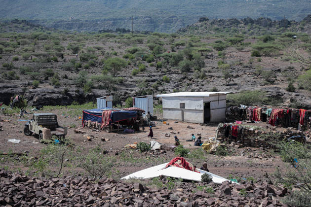 Clashes in Yemen displace 823 families in Taiz in single day TAIZ, YEMEN - SEPTEMBER 10: Displaced Yemeni civilians seen at temporary shelters in the Bani Omar area of southern Taiz, Yemen, on September 10, 2026, after fleeing escalating armed clashes between government forces and Iran-backed Houthi rebels in the Al-Wazi iyah district. Intensified fighting and civilian casualties have forced hundreds of families from their homes, leaving displaced populations in urgent need of emergency shelter, food supplies, clean drinking water, and vital sanitation services. Marwan Abdullah Yahya Saeed Al-shabi Anadolu Taiz Yemen. Editorial use only. Please get in touch for any other usage.  Copyright: x2026xAnadoluxMarwanxAbdullahxYahyaxSaeedxAl-shabix
