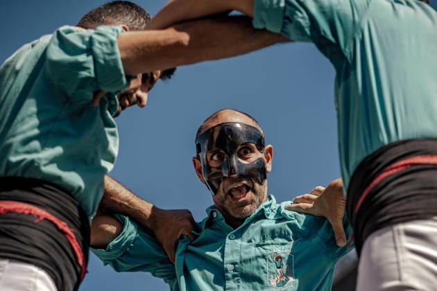 September 11, 2026, Barcelona, Catalonia, Spain: A member of the Castellers de Vilafranca wears a protective face mask while they build a human tower during the Diada Castellera at Catalonia s National Day, the Diada Barcelona Spain - ZUMAo105 20260911_fap_o105_032 Copyright: xMatthiasxOesterlex