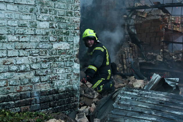 Russian Air Attack On Kyiv, Ukraine Firefighters work near the scene of a fire after a jet-powered drone struck an office building in Kyiv s Podilskyi district, on September 11, 2026. Kyiv Ukraine  Copyright: xOleksandrxGusevx originalFilename: gusev-notitle260911_npUSD.jpg