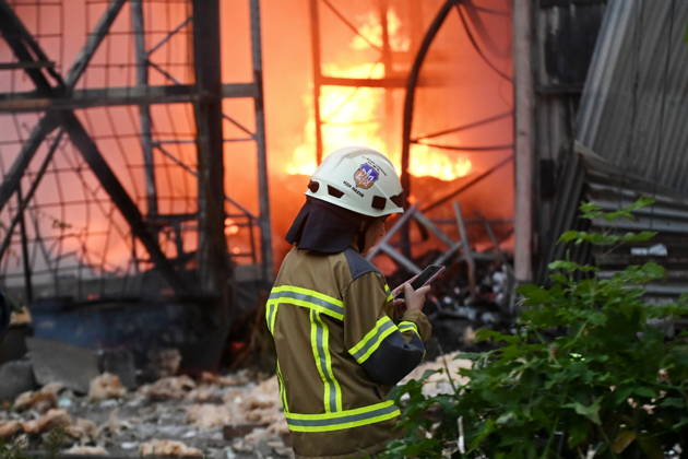 Air attack in Kyiv - 11 Sep 2026 Firefighter works near the scene of a fire after a jet-powered drone struck an office building in Kyiv s Podilskyi district. The Russian army struck offices in Kyiv s Podilskyi district, destroying the facility and civilian vehicles. Kyiv Ukraine Copyright: xAleksandrxGusevx xSOPAxImagesx DSC_1112