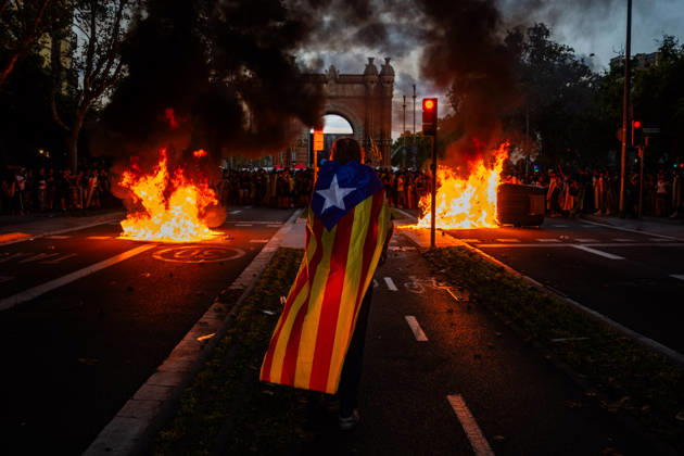 News Bilder des Tages #2 September 11, 2026, Barcelona, Barcelona, Spain: Anti-fascist protesters set fire to trash containers, erect barricades, and hurl projectiles at riot police during clashes in central Barcelona following the withdrawal of the far-right group NoÂºcleo Nacional from their planned demonstration site. The violent incidents erupted amidst tensions during the official commemorations of the Diada Nacional de Catalunya, prompting police charges and widespread damage to street furniture. Barcelona Spain  - ZUMAa239 20260911_zip_a239_023 Copyright: xMarcxAsensioxClupesx