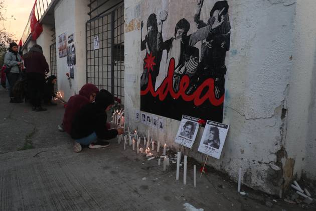 Santiago, September 11, 2026. On Friday afternoon, groups of people gathered at the National Stadium to remember their loved ones, who had been taken there after it was converted into a detention center. Carlos Santibánez Aton Chile, Aton 1189684  Copyright: CARLOSxSANTIBANEZ ATONxCHILE