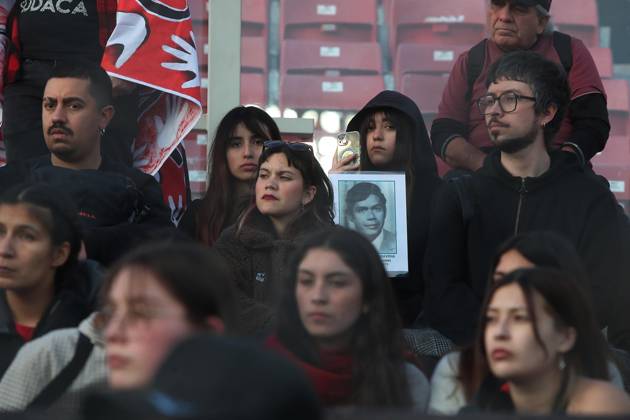 Santiago, September 11, 2026. On Friday afternoon, groups of people arrived at the National Stadium to remember their loved ones, who had been taken there after it was converted into a detention center. Carlos Santibánez Aton Chile, Aton 1189692  Copyright: CARLOSxSANTIBANEZ ATONxCHILE