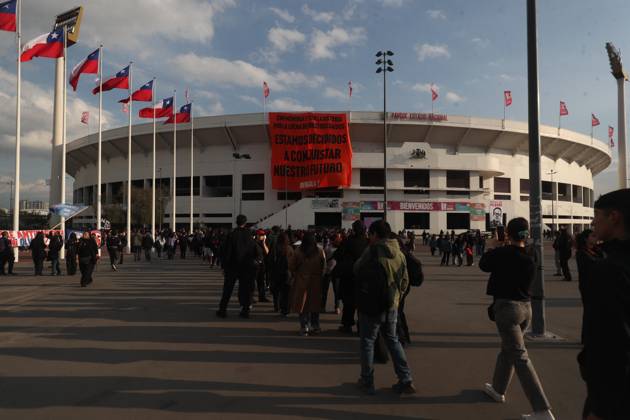 Santiago, September 11, 2026. On Friday afternoon, groups of people gathered at the National Stadium to remember their loved ones, who had been taken there after it was converted into a detention center. Carlos Santibánez Aton Chile, Aton 1189695  Copyright: CARLOSxSANTIBANEZ ATONxCHILE