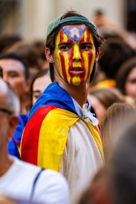 News Bilder des Tages #2 September 11, 2026, Barcelona, Barcelona, Spain: Thousands of pro-independence demonstrators fill the streets of central Barcelona in a vibrant atmosphere during the annual rally organized by the Catalan National Assembly (ANC) for the Diada Nacional de Catalunya. Marching under this year s slogan Hi soc. Hi som. Pel present i pel futur, independoÂ¨ncia ( I am here. We are here. For the present and the future, independence ), tens of thousands of participantsÃ¢â‚¬?estimated at 45,000 by local police and over 100,000 by organizersÃ¢â‚¬?converged from two main columns starting at PlaoÂßa de la Catedral and Gran Via to demand self-determination. Barcelona Spain  - ZUMAa239 20260911_zip_a239_038 Copyright: xMarcxAsensioxClupesx