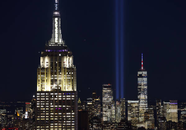News Bilder des Tages #2 The Twin Towers Tribute In Light art installation is illuminated in Lower Manhattan behind One World Trade Center and the Empire State Building as viewed from The Top Of The Rock Observation Deck in Rockefeller Center on the 25th anniversary of the 9 11 terrorist attacks on the World Trade Center in New York City on Friday, September 11, 2026.  NYP202609112004 JOHNxANGELILLO