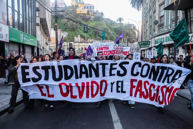 Demonstration march in commemoration of the 53rd anniversary of the coup d Ètat in ValparaÌso, Chile - 9 Sept 2026 Protesters chant slogans and hold a banner expressing their opinion during a demonstration march commemorating the 53rd anniversary of the coup d Ètat in ValparaÌso. Valparaiso Chile Copyright: xCristobalxBasaurexArayax xSOPAxImagesx aFoto-3