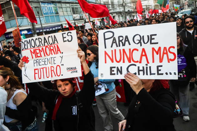 Demonstration march in commemoration of the 53rd anniversary of the coup d Ètat in ValparaÌso, Chile - 9 Sept 2026 Protesters hold placards expressing their opinion during a demonstration march commemorating the 53rd anniversary of the coup d Ètat in ValparaÌso. Valparaiso Chile Copyright: xCristobalxBasaurexArayax xSOPAxImagesx aFoto-6