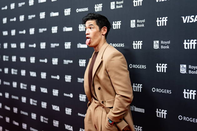 Entertainment Bilder des Tages #2 September 11, 2026, Toronto, On, Canada: Christopher Chung poses for a photograph on the red carpet for Slow Horses at the Toronto International Film Festival, in Toronto on Friday, Sept. 11, 2026. Toronto Canada  - ZUMAc35_ 20260911_zaf_c35_285 Copyright: xArlynxMcadoreyx