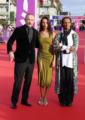 Vincent Perez, Karine Silla, and their daughter Tess Perez on the red carpet at the 52nd Deauville American Film Festival on September 11, 2026. Denis Guignebourg, Bestimage. Red carpet at the 52nd Deauville American Film Festival on September 11, 2026, Deauville, France Copyright: xDenisxGuignebourgx xBestimagexDenisxGuignebourgx xBestimagex